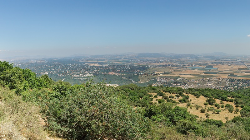 Vy fr�n Karmelberget mer mot en sl�tt med byar och odlingslandskap, v�dret �r klart men disigt.